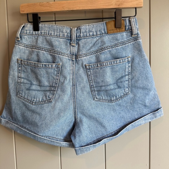 American Eagle AE Mom Pleated Jean Short Denim in Classic Blue size 4 - Picture 3 of 10